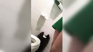 Young_girls_in_the_toilet