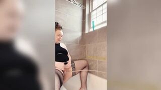 Iwetmyplanties - Join me in the bath for a golden shower! ??...