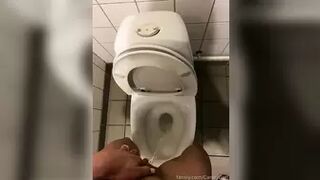 CandyGxrl - Real Girls pee standing #pee #public...