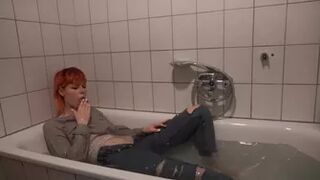 User request Horny jeans piss with Elli_Young MydirtyHobby