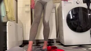 Desperate Pee in My Leggings and Red Shoe (melikai)