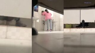 The latest toilet shoot “magic hand ☛ outsourcing" extreme toilet shoot "a college student girls"