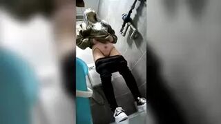 15394499 No What happened in the bathroom of a popular cafe