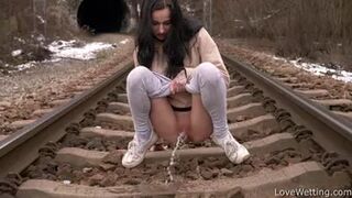 Elizabeth - Pissing scene