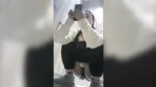 15386473 What happened in the bathroom of a restaurant 3-4