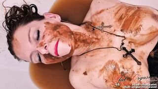 SlutOrgasma - Taking a bath in my own shit