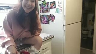 LilRedVelvettt - Peeing for Daddy