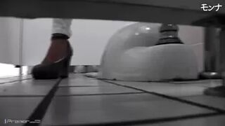 28102550 Scenery when more than 20 neat girls entered the toilet all at once [Beautiful future of Japan No.172]