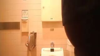 15337994 Western-style toilet where people in their 20s gather (20 or more people recorded) No4