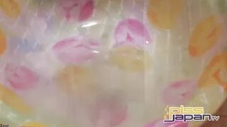Peepee from a Shaved Snatch