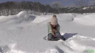 Katya Clover - Peeing in the snow