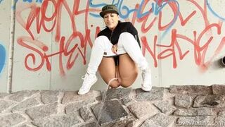 Vanda - Pissing Scene