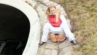 Violeta - Pissing scene