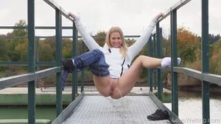 Violeta - Pissing scene