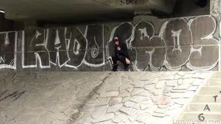 Annie - Pissing scene