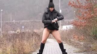 Vanda - Pissing scene