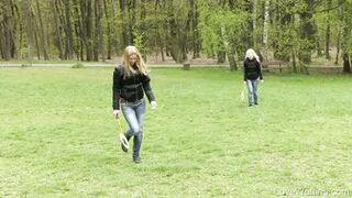 Licky Lex + Violeta - Badminton in park