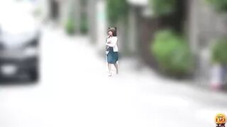 DLEE-407 01 Girls rushing to the public toilets in town Victory just before the limit Embarrassing farts while peeing
