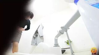 DLEE-579 05 Hidden camera caught obscene sounds in the toilet: girls spreading their asses to release farts with residual feces
