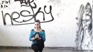 Annie - Desperate to pee (006)