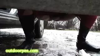 peeing girls outdoors