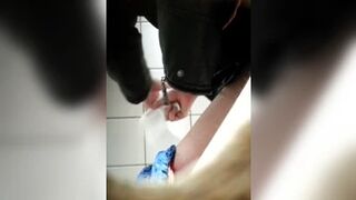 spy wc: girl comes first time and tries to pee