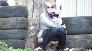 Girls caught peeing behind the warehouse Outdoor spy pee